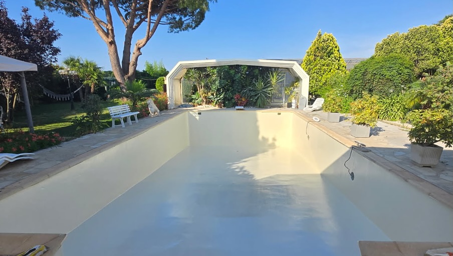 RÉNOVATION DE PISCINE POLYESTER À HYÈRES