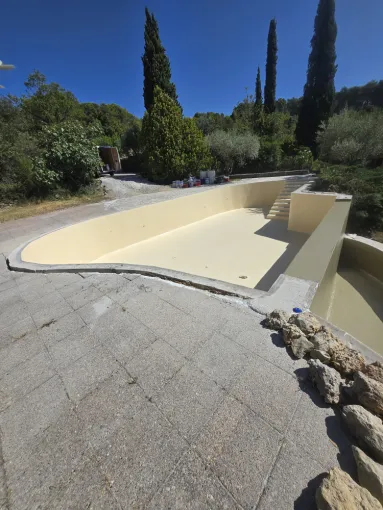 Application topcoat à Draguignan. Fin de chantier rénovation piscine polyester, Roquebrune-sur-Argens, ADC Polyester