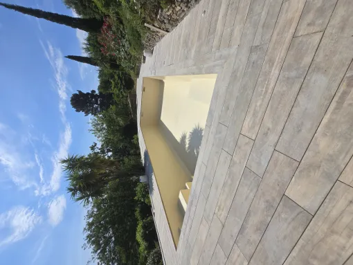 Rénovation piscine polyester, reprise fuite.  Piscine Var, fire de verre, gelcoat, topcoat. Golf saint tropez