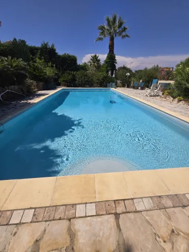Application topcoat à Draguignan. Fin de chantier rénovation piscine polyester, Roquebrune-sur-Argens, ADC Polyester