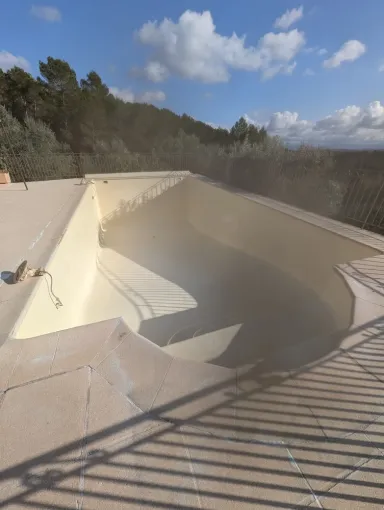 Rénovation de piscine polyester avec application de fibre de verre à Toulon, Roquebrune-sur-Argens, ADC Polyester