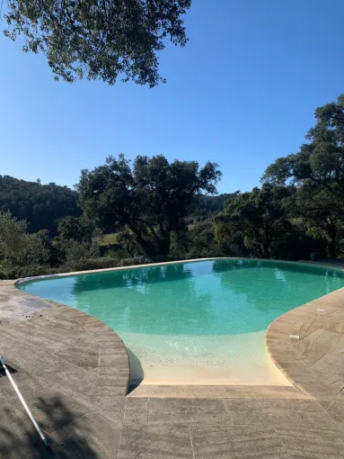 PISCINE AVEC PLAGE IMMERGÉE À SAINT-AYGULF