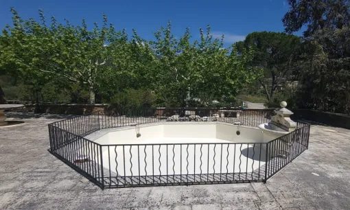 Fontaine provençale en polyester à Lorgues, Roquebrune-sur-Argens, ADC Polyester