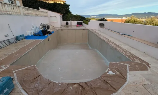 Rénovation de piscine polyester avec application de fibre de verre à Toulon, Roquebrune-sur-Argens, ADC Polyester