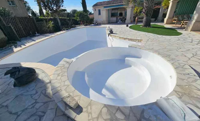 Rénovation de piscine en polyester, Roquebrune-sur-Argens, ADC Polyester
