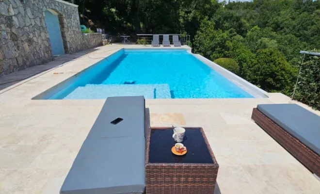 Rénovation polyester, rénovation piscine, Étanchéité piscine, Roquebrune-sur-Argens, ADC Polyester