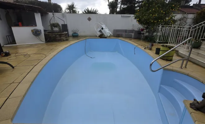 Rénovation polyester, rénovation piscine, Étanchéité piscine, Roquebrune-sur-Argens, ADC Polyester