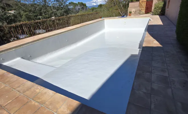 Rénovation polyester, rénovation piscine, Étanchéité piscine, Roquebrune-sur-Argens, ADC Polyester