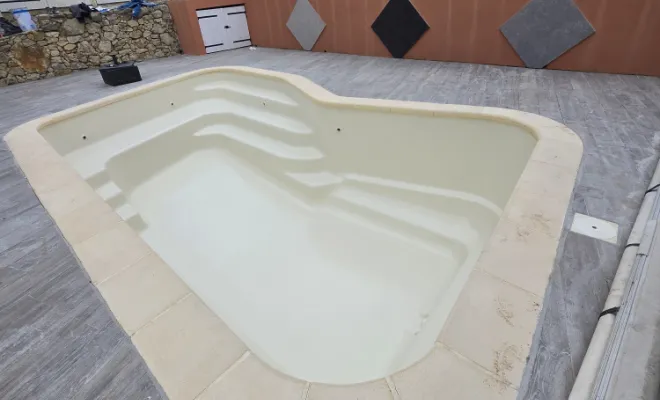 Rénovation polyester, rénovation piscine, Étanchéité piscine, Roquebrune-sur-Argens, ADC Polyester