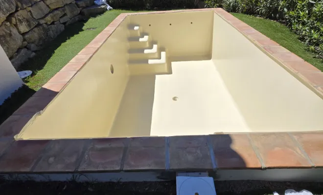 Rénovation polyester, rénovation piscine, Étanchéité piscine, Roquebrune-sur-Argens, ADC Polyester