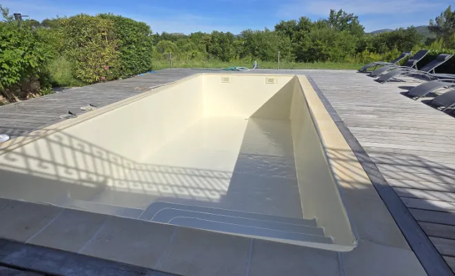 Rénovation polyester, rénovation piscine, Étanchéité piscine, Roquebrune-sur-Argens, ADC Polyester