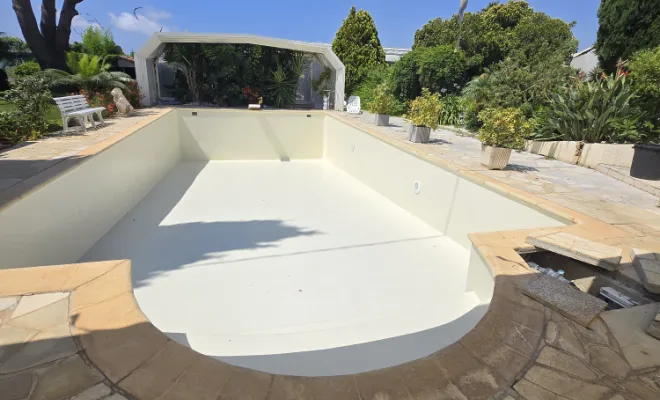 Rénovation polyester, rénovation piscine, Étanchéité piscine, Roquebrune-sur-Argens, ADC Polyester