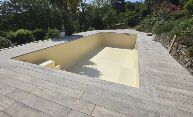 Rénovation polyester, rénovation piscine, Étanchéité piscine, Roquebrune-sur-Argens, ADC Polyester