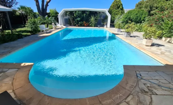 Rénovation polyester, rénovation piscine, Étanchéité piscine, Roquebrune-sur-Argens, ADC Polyester