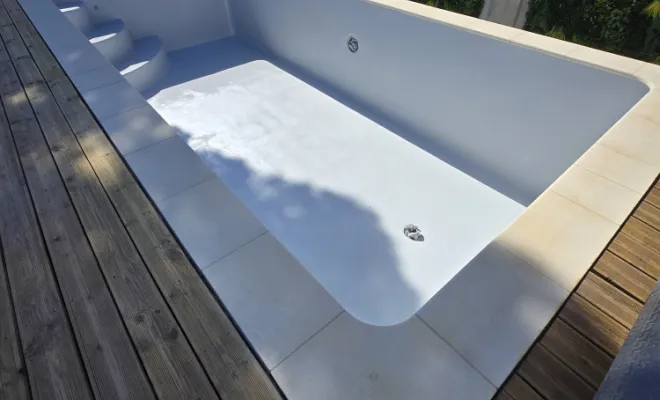 Rénovation polyester, rénovation piscine, Étanchéité piscine, Roquebrune-sur-Argens, ADC Polyester